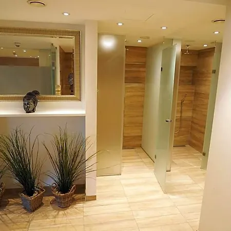 Acqua Yachthotel & Restaurant מלון 4*