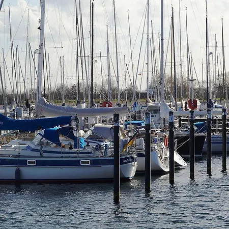 Acqua Yachthotel & Restaurant 4* شتراند