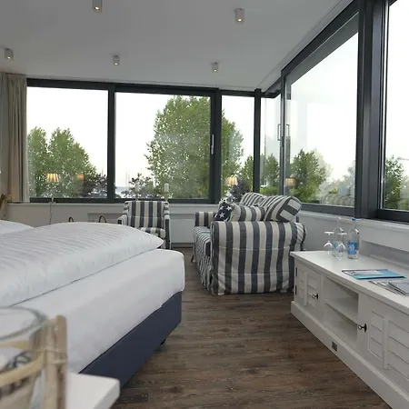 Acqua Yachthotel & Restaurant 4* Штранде